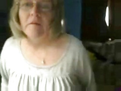 Grossmutter wichst sich vor der webcam