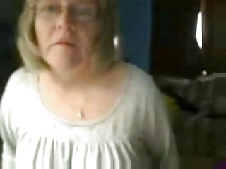 Grossmutter wichst sich vor der webcam